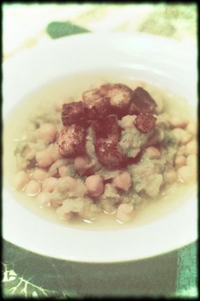 Zuppa Confortevole con Crostini Curry-Piccanti