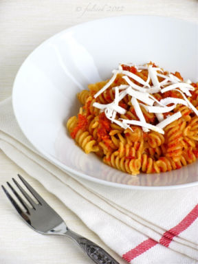 Fusilli con pesto di pomodori secchi