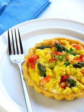 Tartellette con uova strapazzate e polpa di granchio