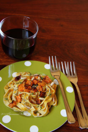 Tagliatelle con crema di zucca, pinoli e semi di papavero