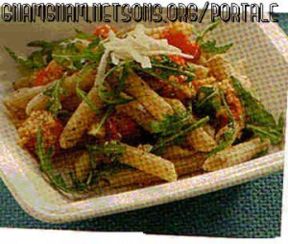 Penne integrali con pomodorini gratinati, rucola e ricotta