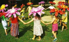 Una tavola tutta colorata per una festa di bambini
