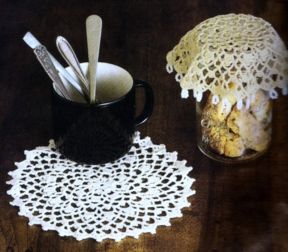 Un centrino per un tocco di vanità in credenza