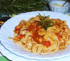 Tagliatelle di farina di castagne al sugo di carne e salsiccia al rosmarino