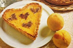 Torta cuore di pesche e mandorle