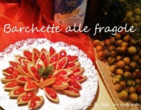 Barchette di pasta frolla farcite con crema e fragole