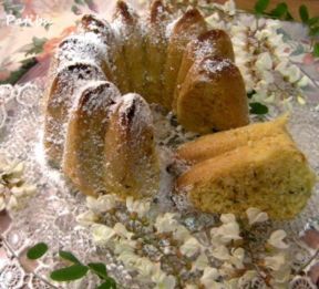 Torta margherita con fiori di acacia