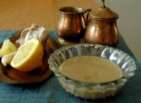 Hummus, una salsa a base di ceci e spezie ottima per accompagnare pesce, carne, verdure o crostini