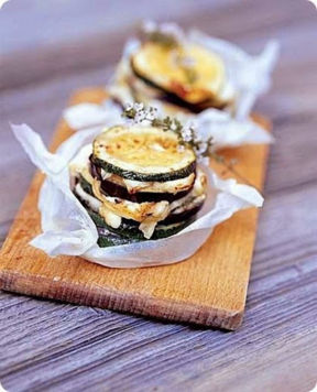 Insalata con carne salada, rucola e frutta.