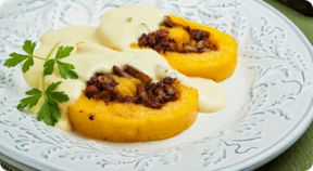 Strudel di polenta alla salsiccia e porcini.