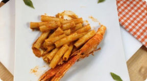 Ziti tagliati al ragù di taccole e scampi.