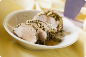 Maiale in crosta d'erbe con salsa al miele e peperoncino.