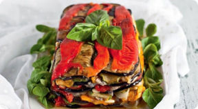 Timballo di acciughe con peperoni, melanzane e zucchine.