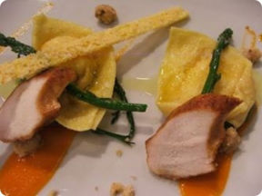 Tortelli all'uovo e asparagi con dadolata di vitello affumicato e gelatina di pomodoro.