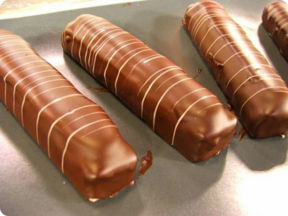 Bastoncini di frolla croccante, nocciola e caramello.