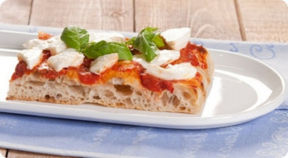Focaccia morbida saporita con pomodoro, mozarella e basilico.