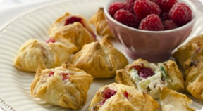 Fagottini di sfoglia con zucchine, prosciutto crudo e lamponi.