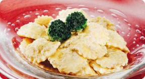 Ravioli di cotechino e broccoli con crema di cardi gobbi.
