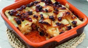 Lasagne di polenta bianca con speck, cipolle brasate e fontina.