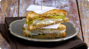 Sandwich di stoccafisso di Norvegia con pomodoro verde e burrata.