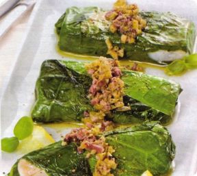 Involtini di nasello e lattuga con salsa di olive.