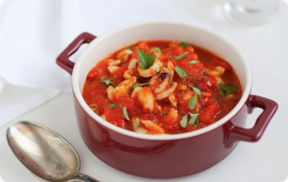 Seppie con polpa di pomodoro ed erbe aromatiche.