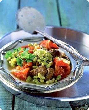 Agnello con fagioli e pomodori, piatto tipico della cucina marocchina.