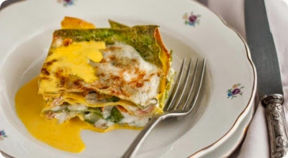 Lasagne allo zafferano con salmone, asparagi e fiori di zucca.