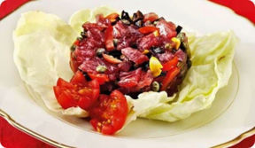 Tartare di tonno fresco con capperi, olive e pinoli.
