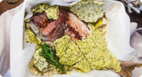 Dentice al sale aromatizzato alle erbe.