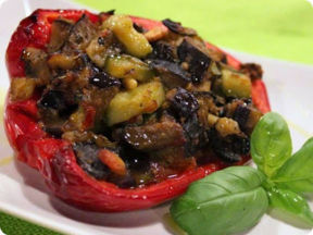 Peperoni imbottiti con melanzane e zucchine.