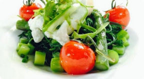 Insalatina di asparagi e agretti con uova in camicia.