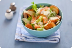 Caesar salad di salmone norvegese fresco.