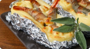 Barchette di cacio dolce con gamberoni al lardo aromatico.