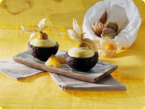 Cestini neri con mousse di cioccolato bianco.