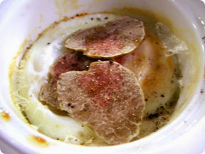 Uova in cocotte al tartufo bianco di Acqualagna.
