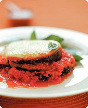 Tortino di melanzane e pomodoro con mozzarella.