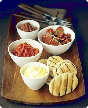 Hummus, peperoni, chorizo, cipolle e focaccine.