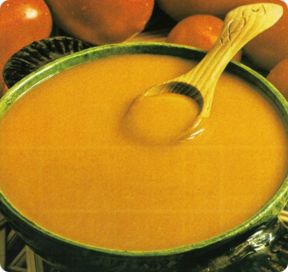 La salsa aurora si serve calda ed è ottima tanto con i pesci che con le carni.
