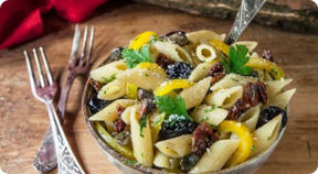 Mezze penne ai peperoni e pomodori secchi.