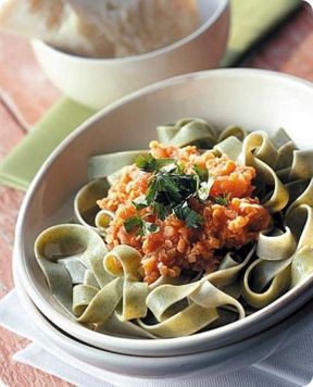 Tagliatelle verdi con salsa di lenticchie.