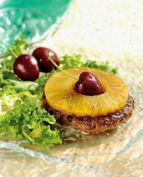 Hamburger all’ananas con ciliegie e insalata verde.
