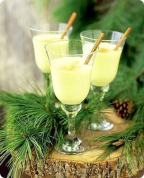 Eggnog bevanda alcolica tipica del periodo natalizio in Gran Bretagna, Stati Uniti, Canada e Lussemburgo.