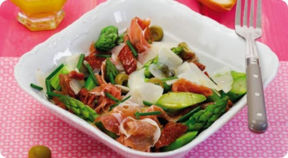Insalata di asparagi con pomodori secchi.