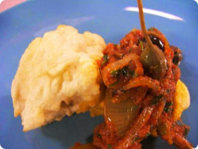 Merluzzo in pastella con salsa maltese.