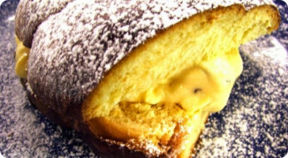 Brioche farcita con gelato di crema.