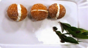Castagnole di ricotta al mirto di Sardegna.
