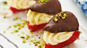 Fragole con cioccolato fondente e mousse di mascarpone e pistacchi.