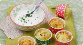 Muffin alle fave con salsa allo yogurt.
