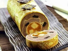 Tronchetto di crepes, mousse al gianduia e caramello di banane.